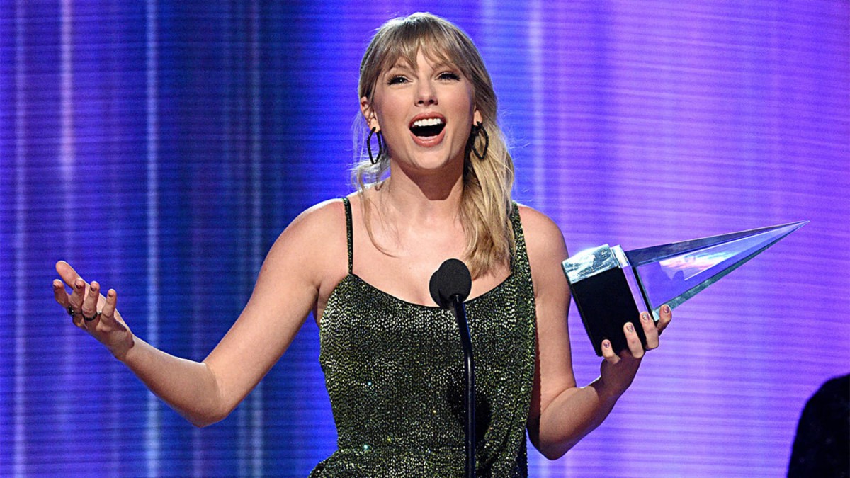 raut wajah gembira Taylor Swift ketika berhasil memenangkan nominasi yang didapatkannya